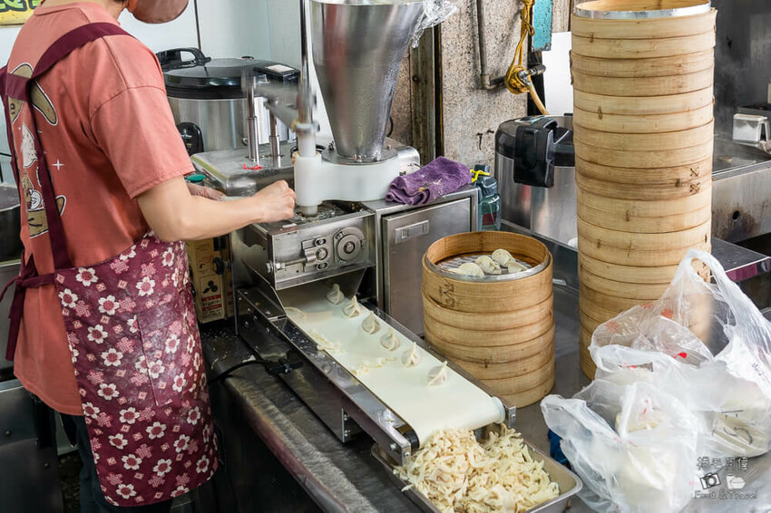 台中忠孝夜市美食！炎伯紅茶旁 東信蒸餃專賣店，老饕才知道美食。
