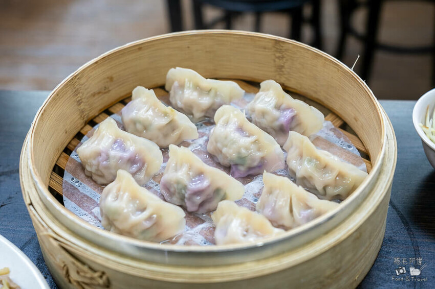 台中忠孝夜市美食！炎伯紅茶旁 東信蒸餃專賣店，老饕才知道美食。