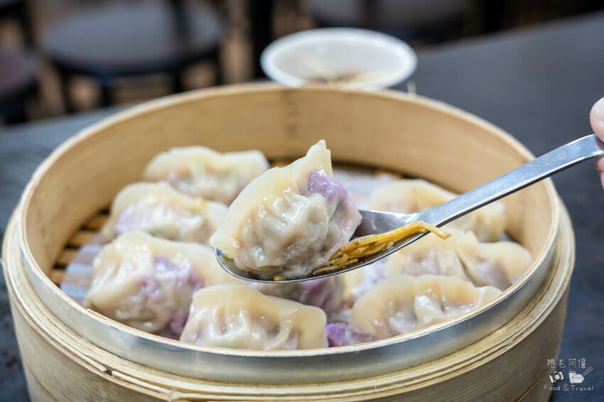 台中忠孝夜市美食！炎伯紅茶旁 東信蒸餃專賣店，老饕才知道美食。