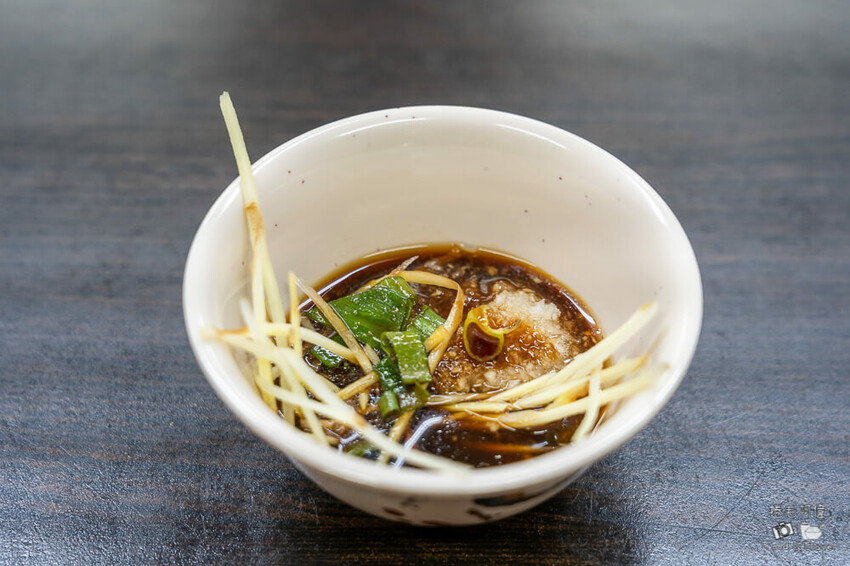 台中忠孝夜市美食！炎伯紅茶旁 東信蒸餃專賣店，老饕才知道美食。