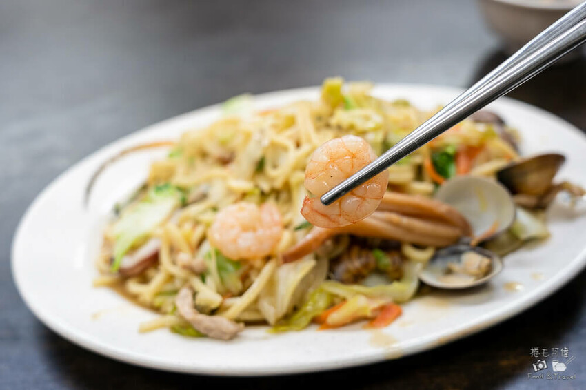 台中忠孝夜市美食！炎伯紅茶旁 東信蒸餃專賣店，老饕才知道美食。