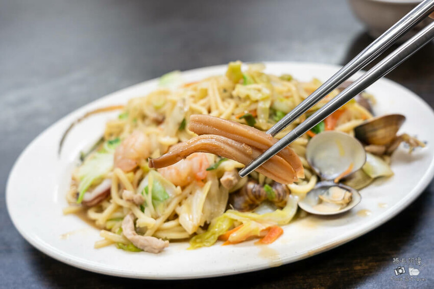 台中忠孝夜市美食！炎伯紅茶旁 東信蒸餃專賣店，老饕才知道美食。