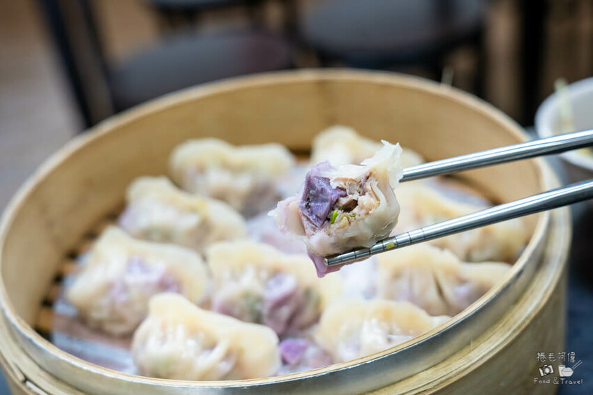 台中忠孝夜市美食！炎伯紅茶旁 東信蒸餃專賣店，老饕才知道美食。