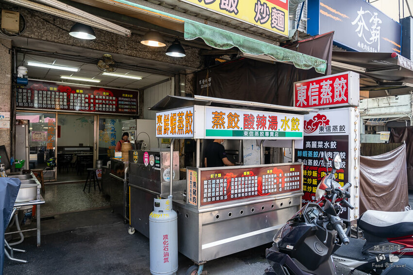 台中忠孝夜市美食！炎伯紅茶旁 東信蒸餃專賣店，老饕才知道美食。