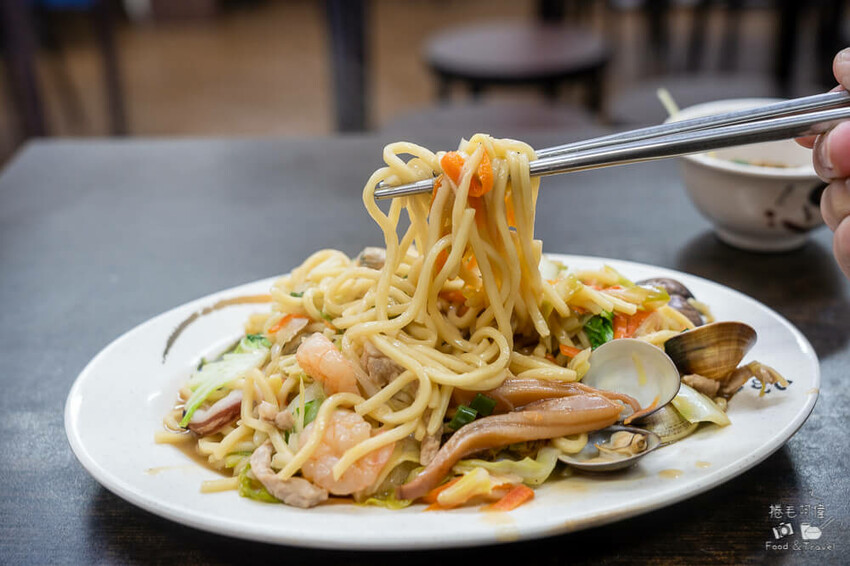 台中忠孝夜市美食！炎伯紅茶旁 東信蒸餃專賣店，老饕才知道美食。