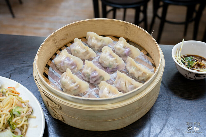 台中忠孝夜市美食！炎伯紅茶旁 東信蒸餃專賣店，老饕才知道美食。