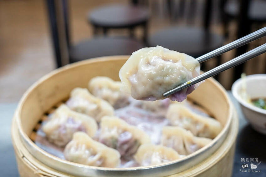 台中忠孝夜市美食！炎伯紅茶旁 東信蒸餃專賣店，老饕才知道美食。