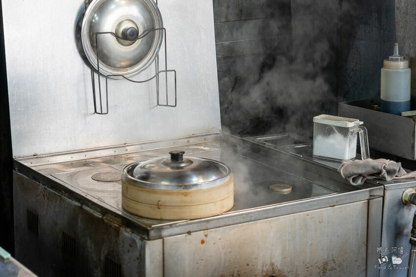 台中忠孝夜市美食！炎伯紅茶旁 東信蒸餃專賣店，老饕才知道美食。