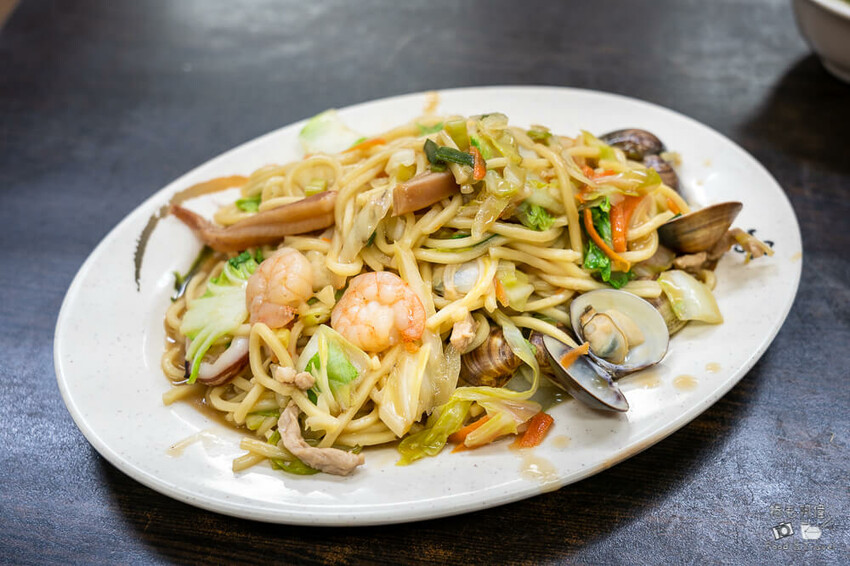 台中忠孝夜市美食！炎伯紅茶旁 東信蒸餃專賣店，老饕才知道美食。