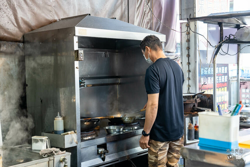台中忠孝夜市美食！炎伯紅茶旁 東信蒸餃專賣店，老饕才知道美食。