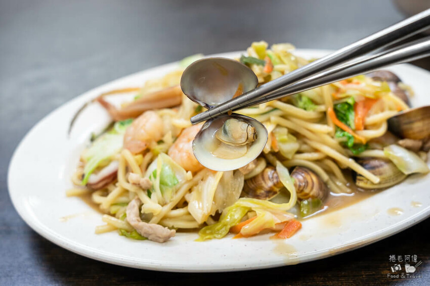 台中忠孝夜市美食！炎伯紅茶旁 東信蒸餃專賣店，老饕才知道美食。