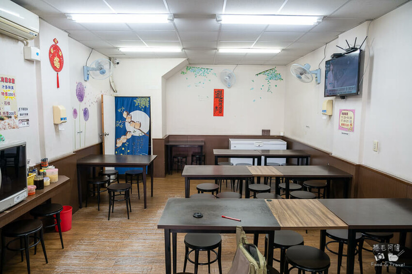 台中忠孝夜市美食！炎伯紅茶旁 東信蒸餃專賣店，老饕才知道美食。