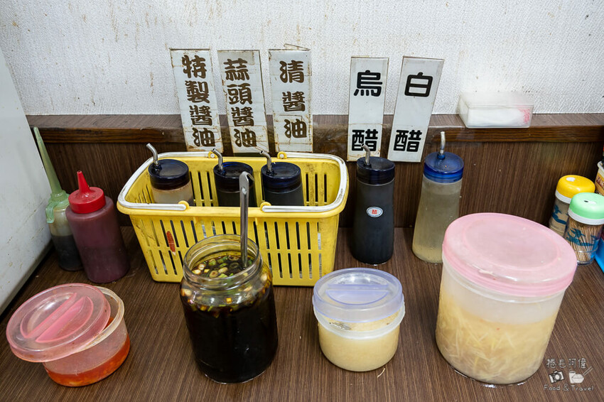 台中忠孝夜市美食！炎伯紅茶旁 東信蒸餃專賣店，老饕才知道美食。