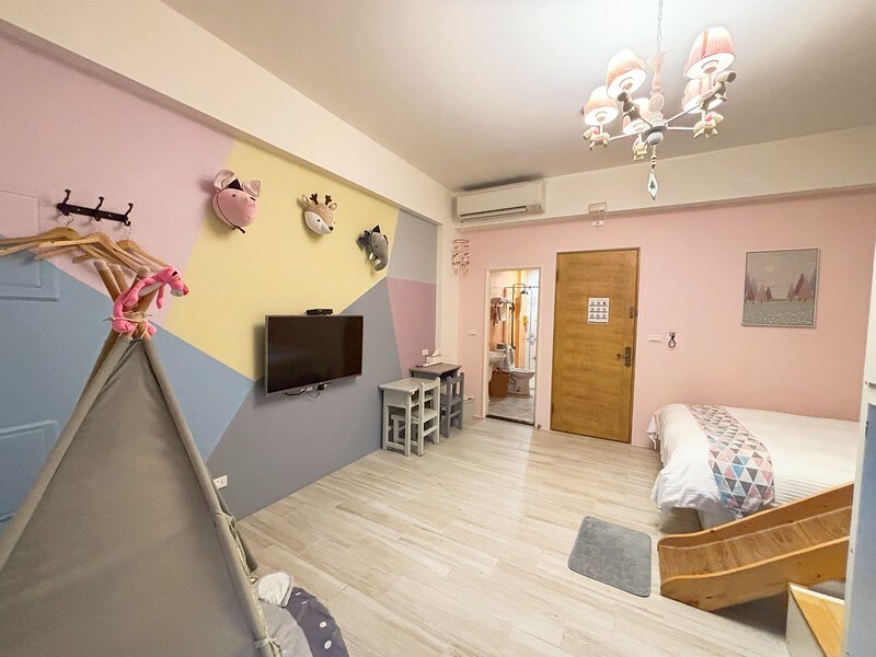 宜蘭歐風親子民宿，斑鳩小鎮親子民宿，房間就有溜滑梯、小帳篷和玩具，孩子玩瘋了！