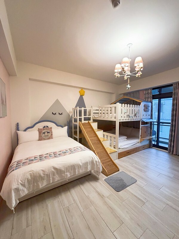 宜蘭歐風親子民宿，斑鳩小鎮親子民宿，房間就有溜滑梯、小帳篷和玩具，孩子玩瘋了！