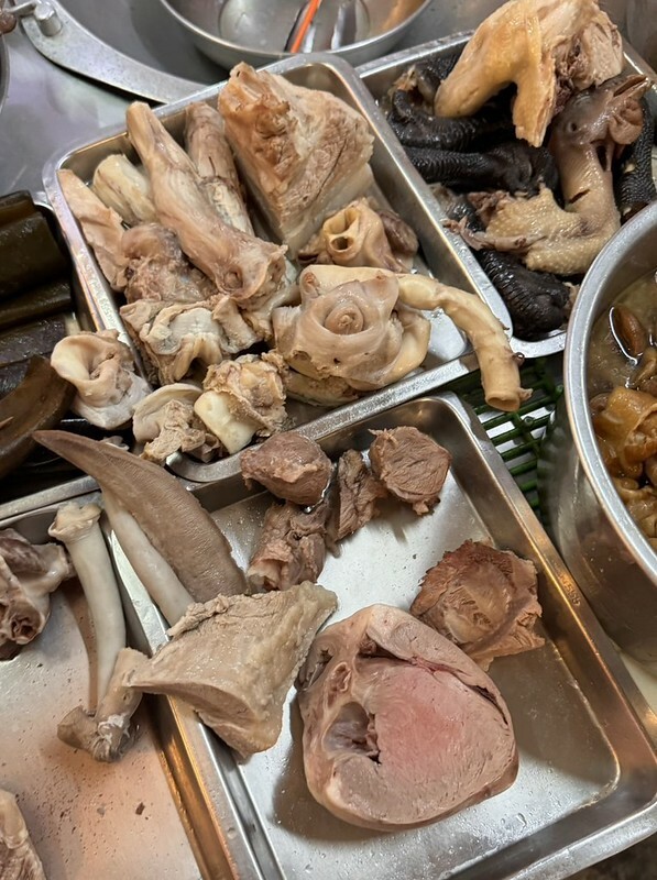 基隆惠隆市場必吃推薦,白斬雞乾麵老字號。