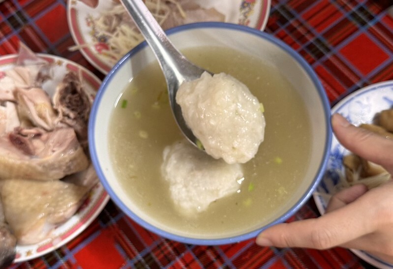 基隆惠隆市場必吃推薦,白斬雞乾麵老字號。