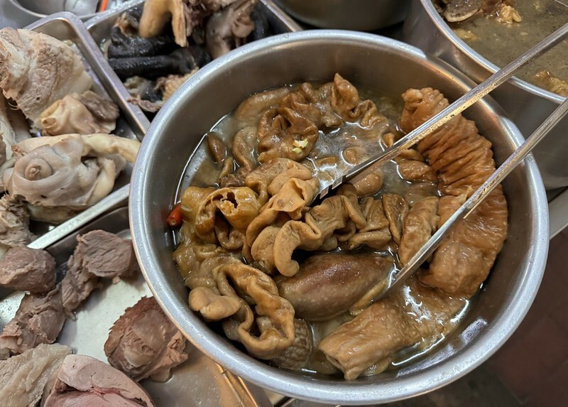 基隆惠隆市場必吃推薦,白斬雞乾麵老字號。