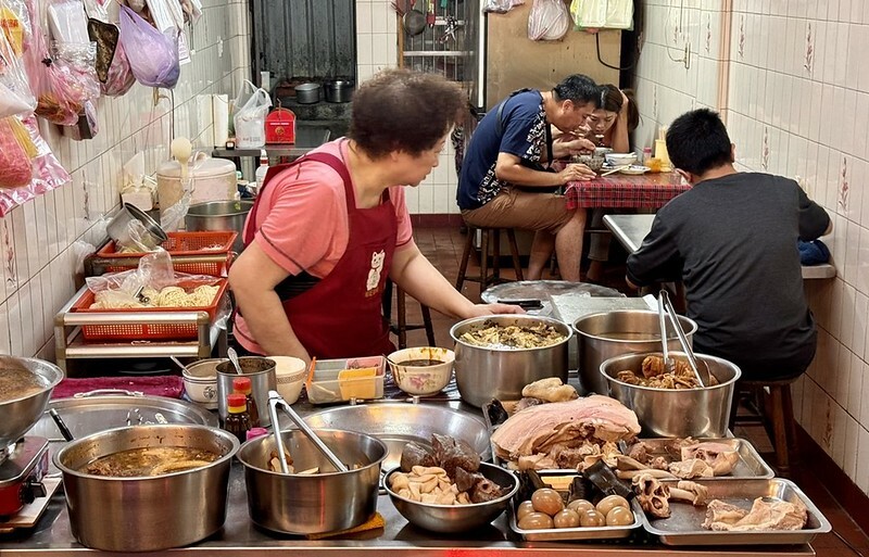 基隆惠隆市場必吃推薦,白斬雞乾麵老字號。