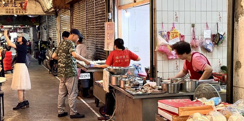 基隆惠隆市場必吃推薦,白斬雞乾麵老字號。