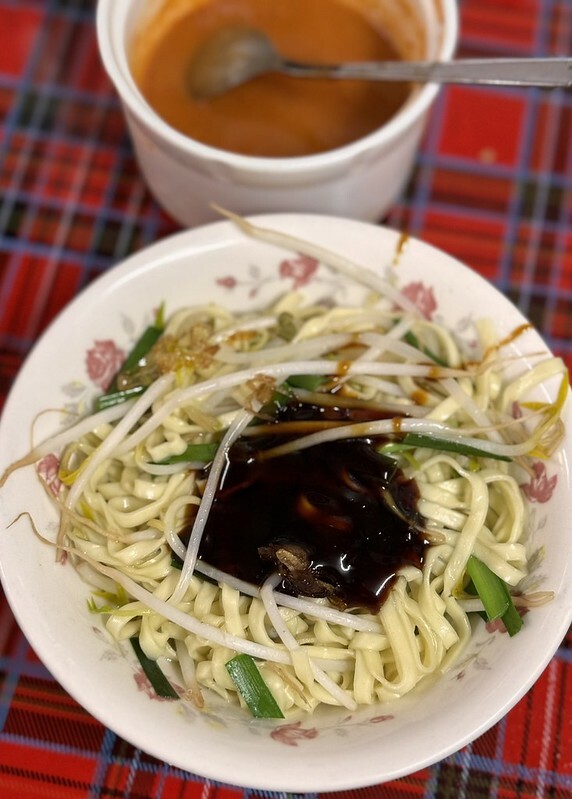 基隆惠隆市場必吃推薦,白斬雞乾麵老字號。