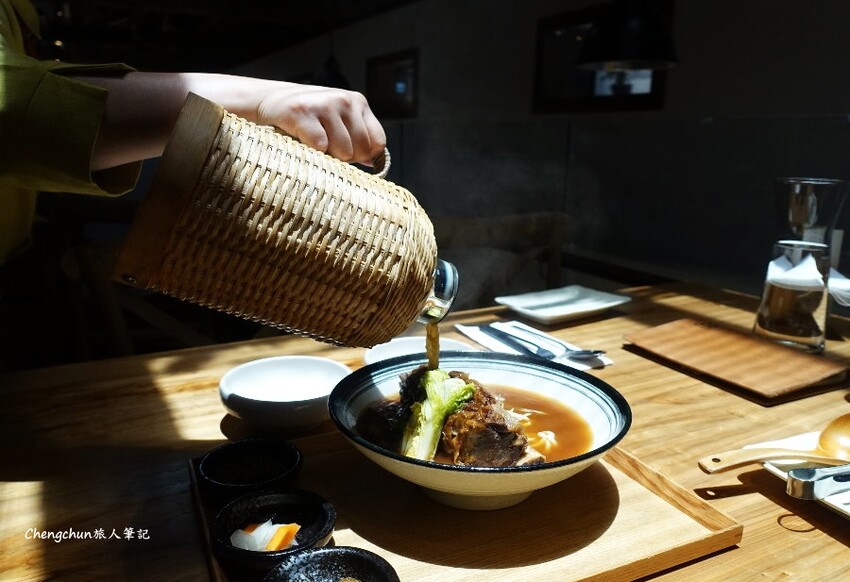 台北松山【一茶一瓦 一號糧倉店】帶骨牛小排麵，米其林必比登推