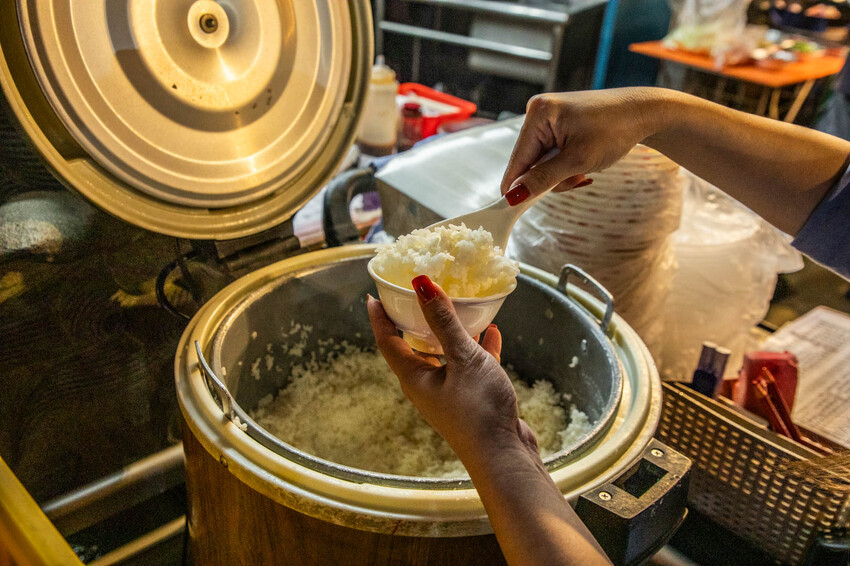 有神明加持的熱炒店!中壢福龍宮美食推薦。