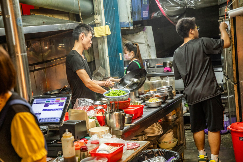 有神明加持的熱炒店!中壢福龍宮美食推薦。