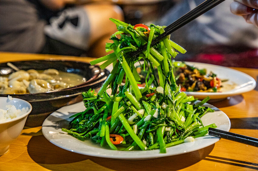 有神明加持的熱炒店!中壢福龍宮美食推薦。