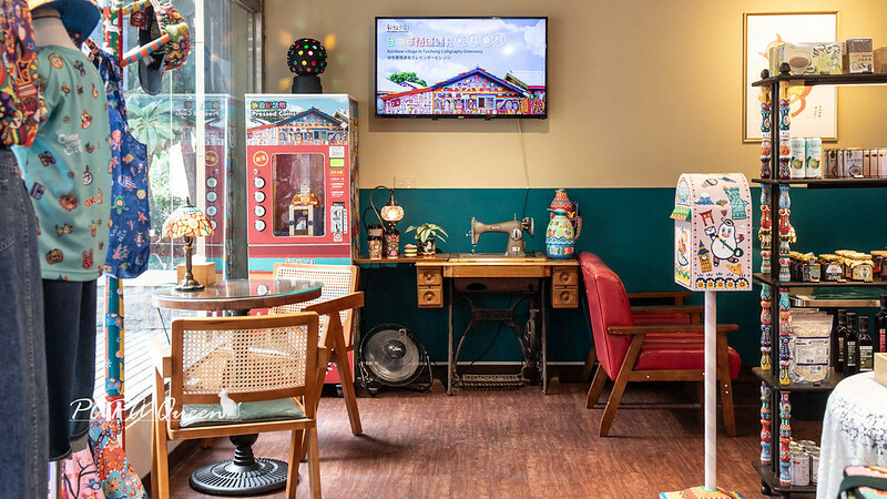 台中彩虹文創草悟道店！復古咖啡館不限時。