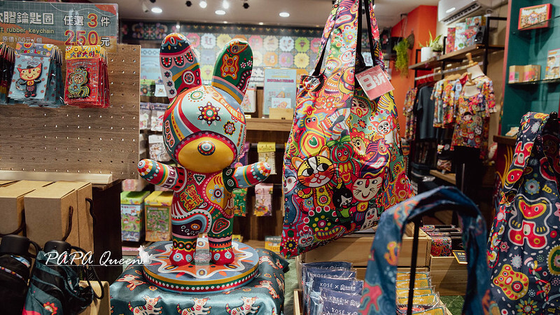 台中彩虹文創草悟道店！復古咖啡館不限時。