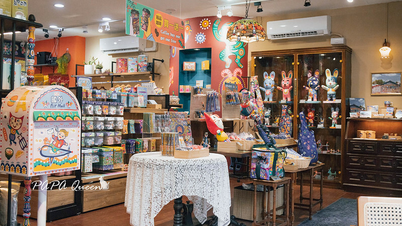 台中彩虹文創草悟道店！復古咖啡館不限時。