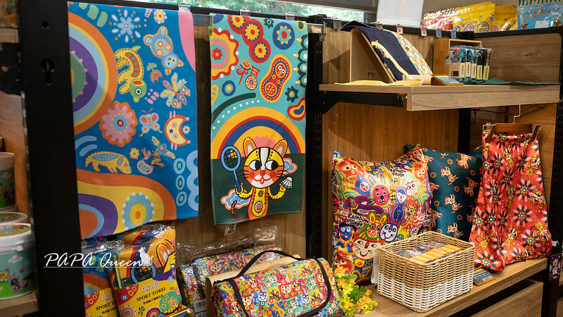 台中彩虹文創草悟道店！復古咖啡館不限時。