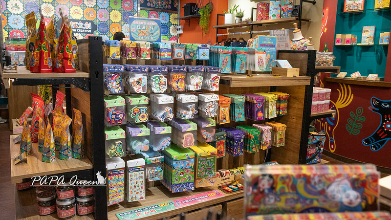 台中彩虹文創草悟道店！復古咖啡館不限時。