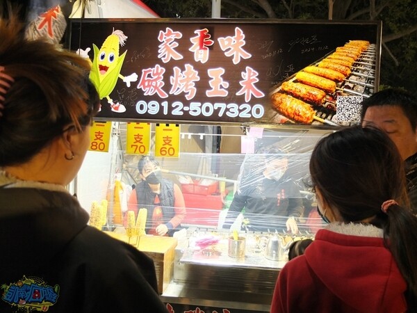 嘉義朴子市美食【家香味碳烤玉米】朴子夜市超人氣排隊烤玉米！就