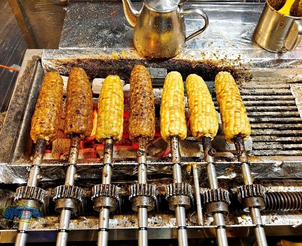 嘉義朴子市美食【家香味碳烤玉米】朴子夜市超人氣排隊烤玉米！就