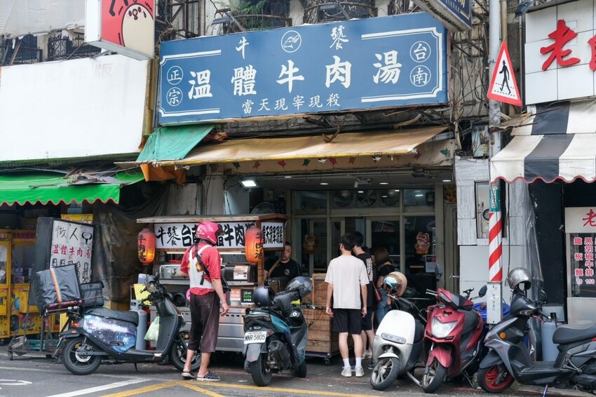 台南牛饕溫體牛肉湯桃園店｜桃園超夯排隊現宰溫體牛肉湯，香甜乳白大骨湯頭喝了太銷魂! - 肉依小姐吃什麼