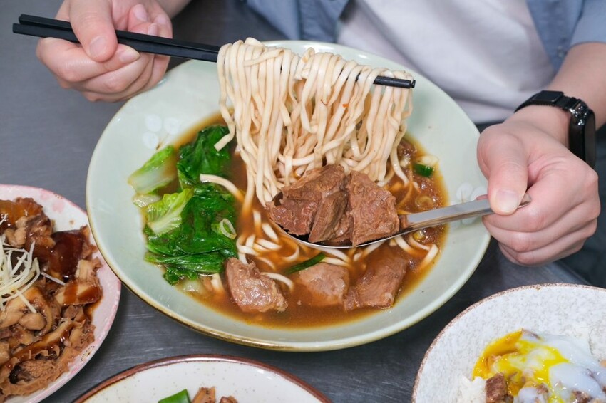 台南牛饕溫體牛肉湯桃園店｜桃園超夯排隊現宰溫體牛肉湯，香甜乳白大骨湯頭喝了太銷魂! - 肉依小姐吃什麼