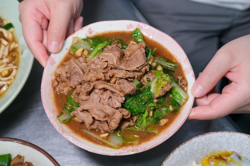 台南牛饕溫體牛肉湯桃園店｜桃園超夯排隊現宰溫體牛肉湯，香甜乳白大骨湯頭喝了太銷魂! - 肉依小姐吃什麼