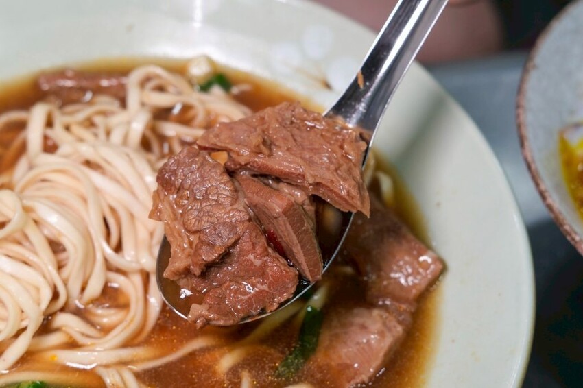 台南牛饕溫體牛肉湯桃園店｜桃園超夯排隊現宰溫體牛肉湯，香甜乳白大骨湯頭喝了太銷魂! - 肉依小姐吃什麼