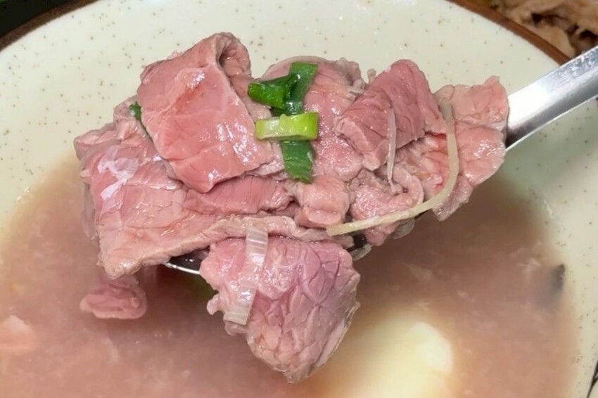 台南牛饕溫體牛肉湯桃園店｜桃園超夯排隊現宰溫體牛肉湯，香甜乳白大骨湯頭喝了太銷魂! - 肉依小姐吃什麼