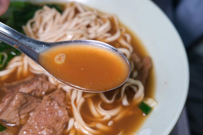 台南牛饕溫體牛肉湯桃園店｜桃園超夯排隊現宰溫體牛肉湯，香甜乳白大骨湯頭喝了太銷魂! - 肉依小姐吃什麼
