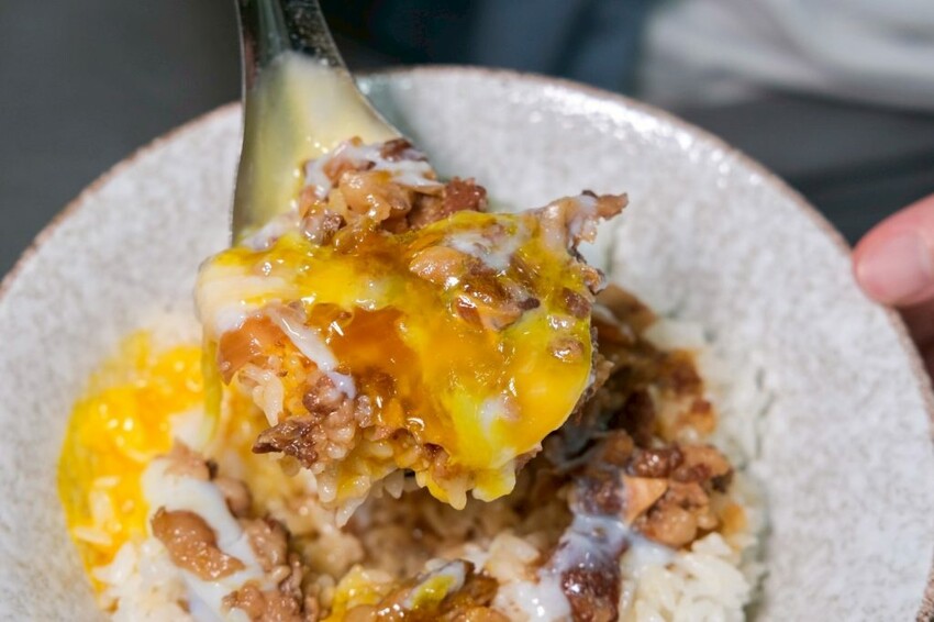 台南牛饕溫體牛肉湯桃園店｜桃園超夯排隊現宰溫體牛肉湯，香甜乳白大骨湯頭喝了太銷魂! - 肉依小姐吃什麼