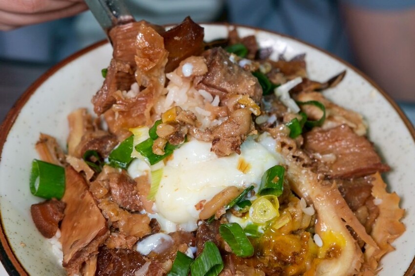 台南牛饕溫體牛肉湯桃園店｜桃園超夯排隊現宰溫體牛肉湯，香甜乳白大骨湯頭喝了太銷魂! - 肉依小姐吃什麼