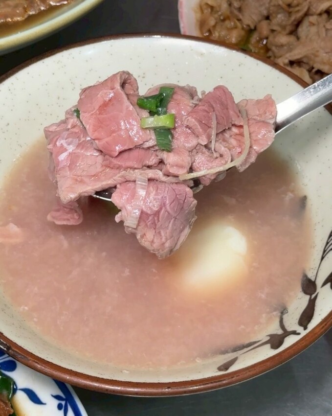 台南牛饕溫體牛肉湯桃園店｜桃園超夯排隊現宰溫體牛肉湯，香甜乳白大骨湯頭喝了太銷魂! - 肉依小姐吃什麼