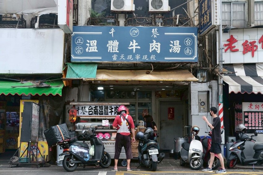 台南牛饕溫體牛肉湯桃園店｜桃園超夯排隊現宰溫體牛肉湯，香甜乳白大骨湯頭喝了太銷魂! - 肉依小姐吃什麼
