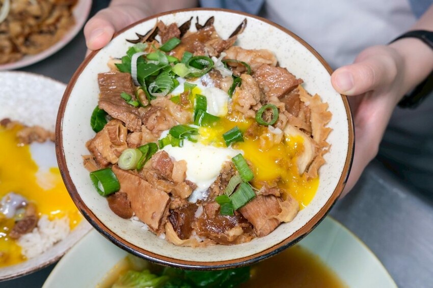 台南牛饕溫體牛肉湯桃園店｜桃園超夯排隊現宰溫體牛肉湯，香甜乳白大骨湯頭喝了太銷魂! - 肉依小姐吃什麼
