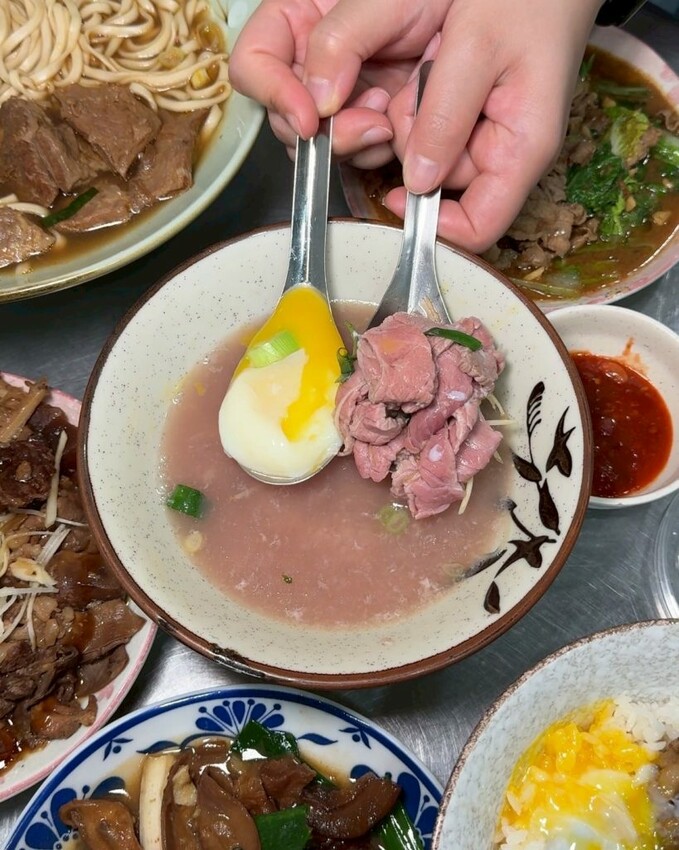 台南牛饕溫體牛肉湯桃園店｜桃園超夯排隊現宰溫體牛肉湯，香甜乳白大骨湯頭喝了太銷魂! - 肉依小姐吃什麼