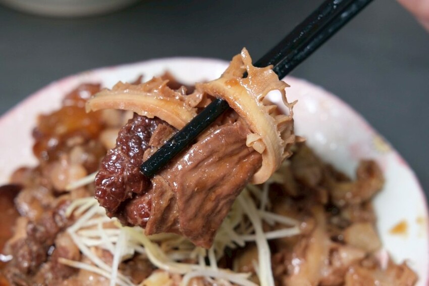 台南牛饕溫體牛肉湯桃園店｜桃園超夯排隊現宰溫體牛肉湯，香甜乳白大骨湯頭喝了太銷魂! - 肉依小姐吃什麼