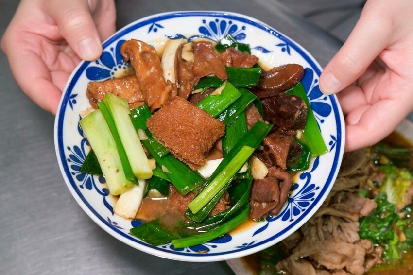 台南牛饕溫體牛肉湯桃園店｜桃園超夯排隊現宰溫體牛肉湯，香甜乳白大骨湯頭喝了太銷魂! - 肉依小姐吃什麼